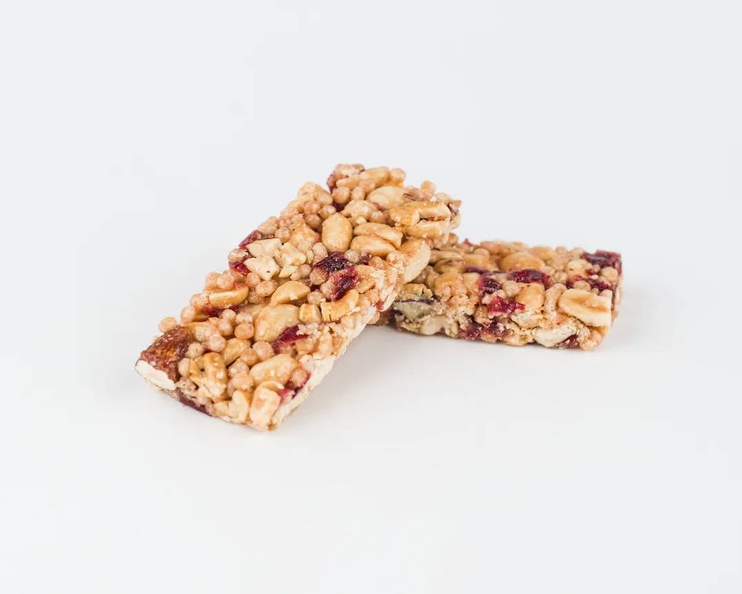 Vilgain Nut Honey Bar BIO – Kešu a brusinky – křupavý snack, 100% přírodní a raw, doslazeno medem a ovocem, vysoký obsah ořechů