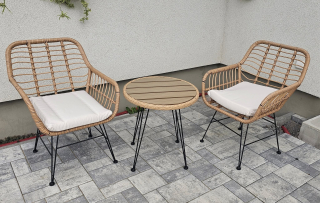 Zahradní set stůl + 2 židle, kov, umělý ratan, látka béžová, deska stolku polywood